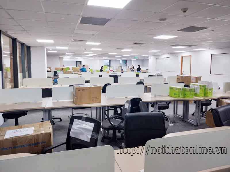 Vách ngăn bàn làm việc bằng kính